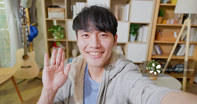 亚洲男人正在视频聊天图片素材