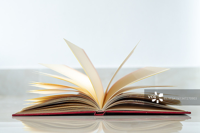 白色背景上的打开的棕色书本图片素材