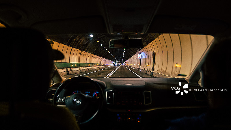 穿过灯光隧道的夜间骑行图片素材