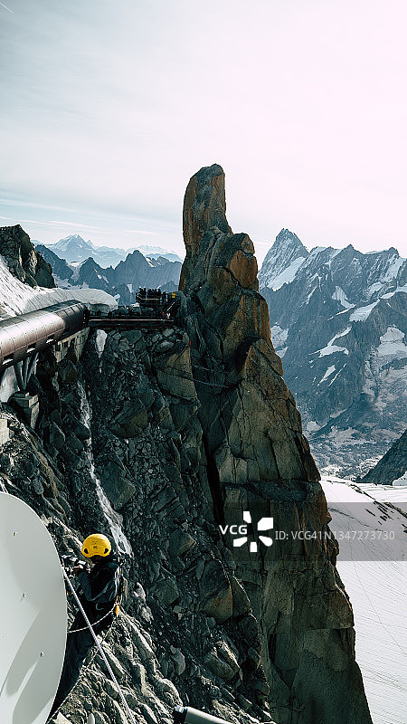 在高海拔山区用绳索攀登，冬季景观图片素材