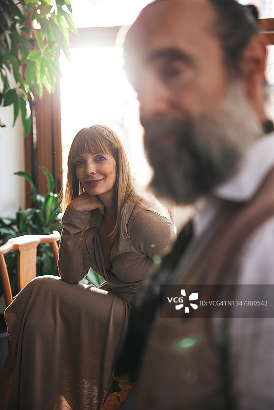 女商人肖像在她的工作室图片素材