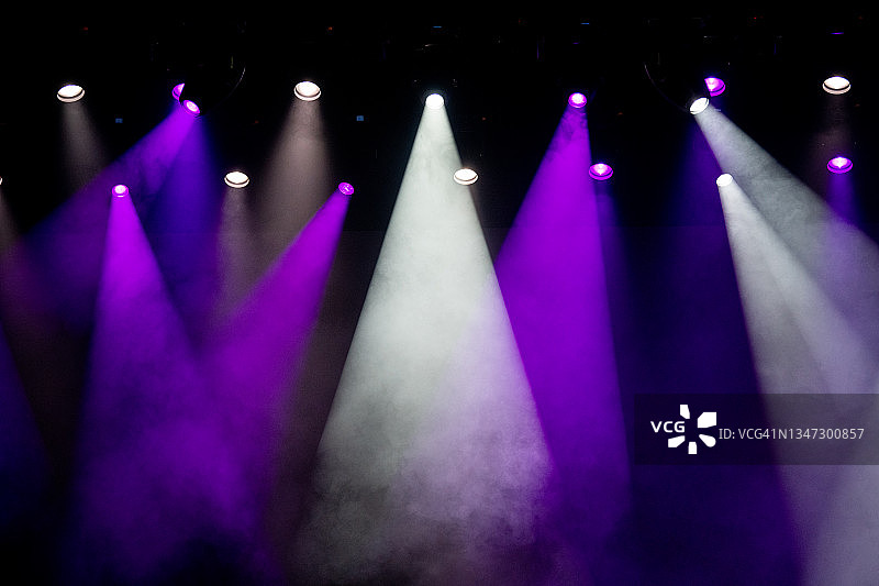 舞台上的多道光束与雾气图片素材