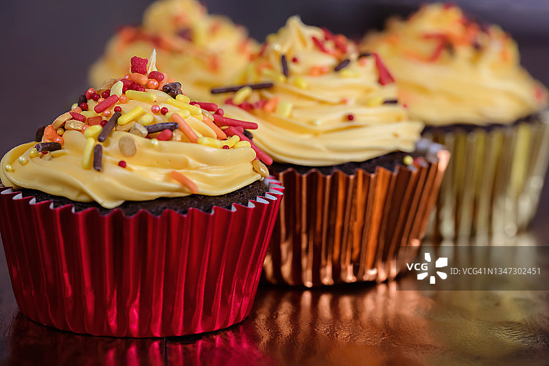 红色、橙色和黄色纸杯蛋糕图片素材