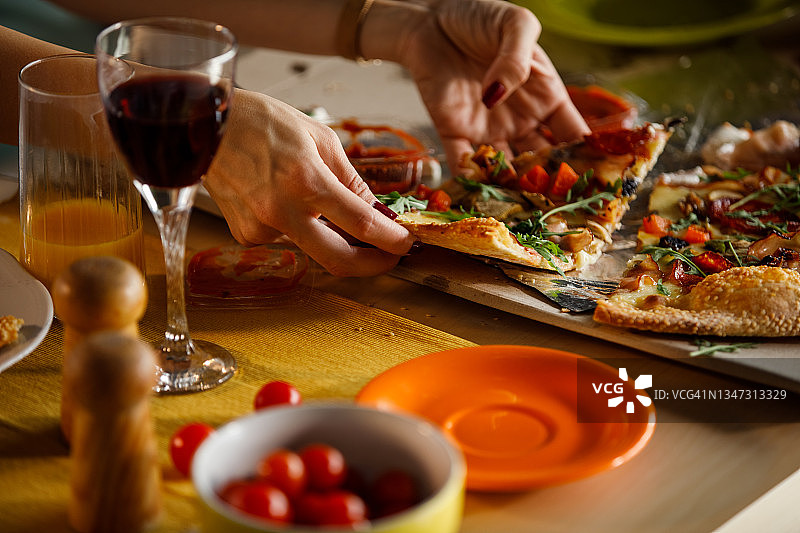 美味的比萨和红酒午餐图片素材