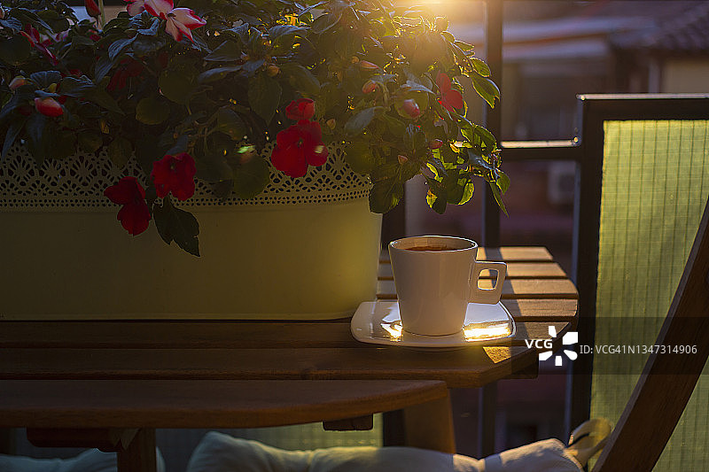 夕阳下的花园咖啡图片素材