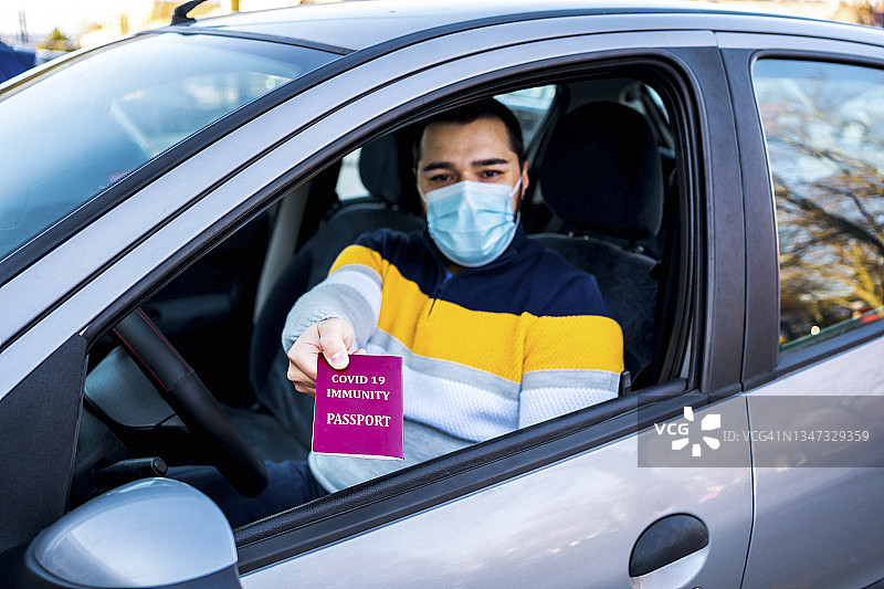 携带新冠疫苗接种护照旅行图片素材