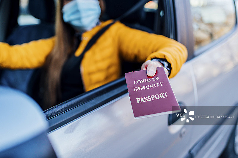 携带新冠疫苗接种护照旅行图片素材