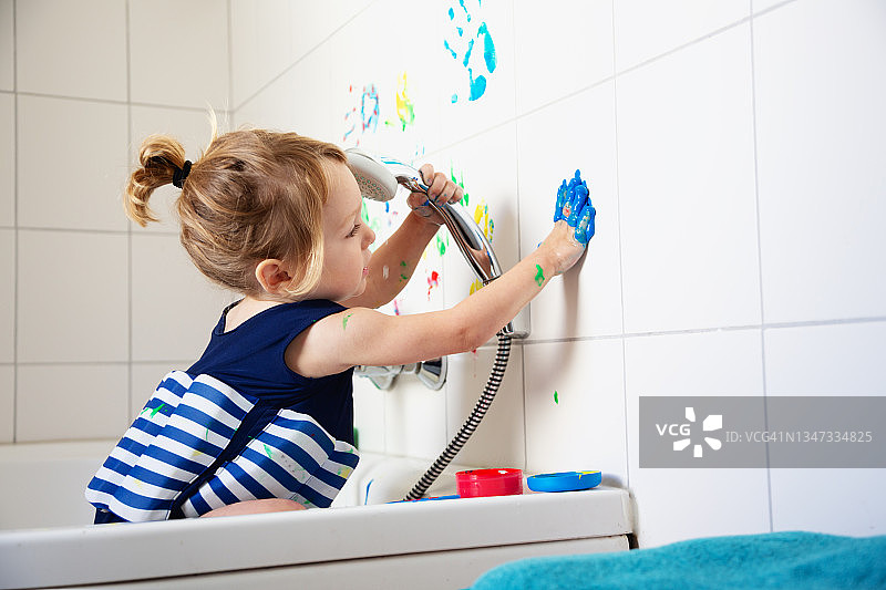 幼儿在浴室里指画图片素材