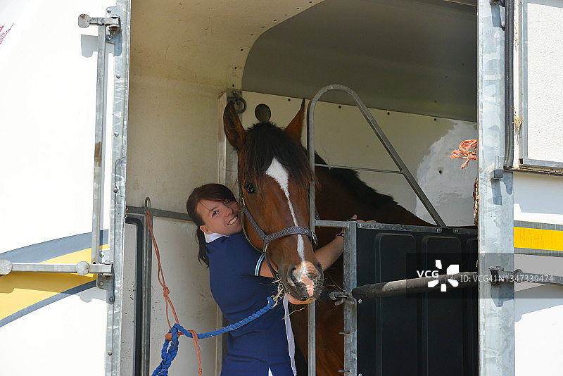 女孩和马在比赛后拥抱图片素材