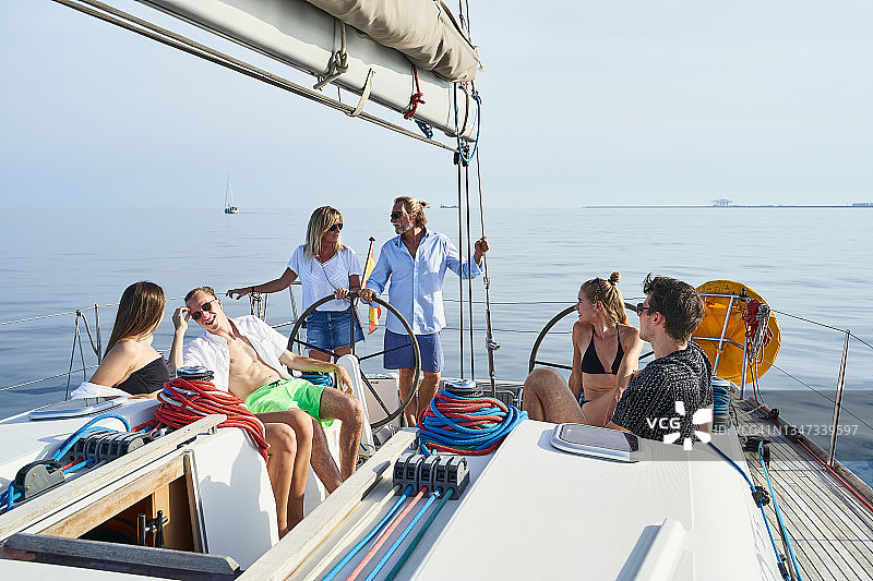 朋友们聚集在帆船上，准备开始在地中海的巡游图片素材