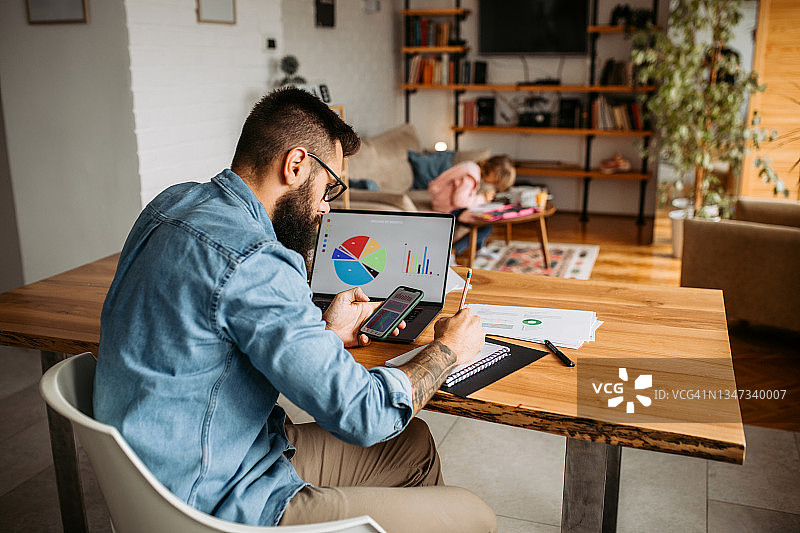 在家工作的年轻商人图片素材