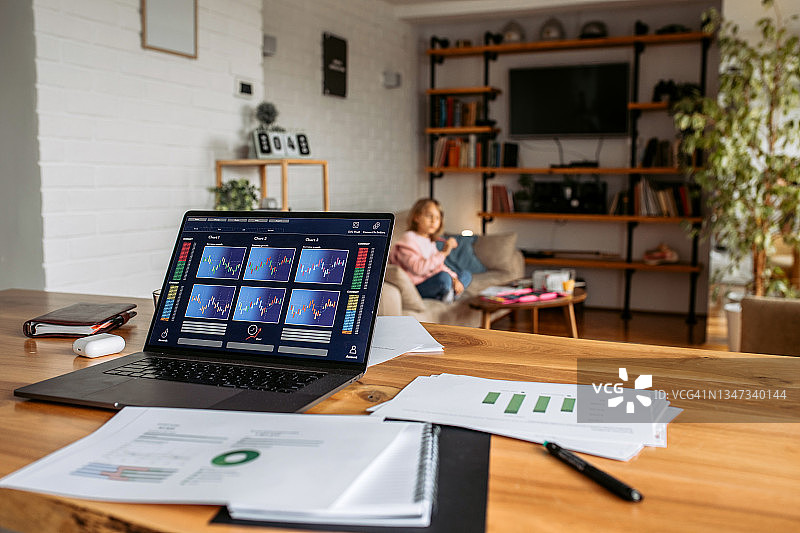 在家投资加密货币图片素材