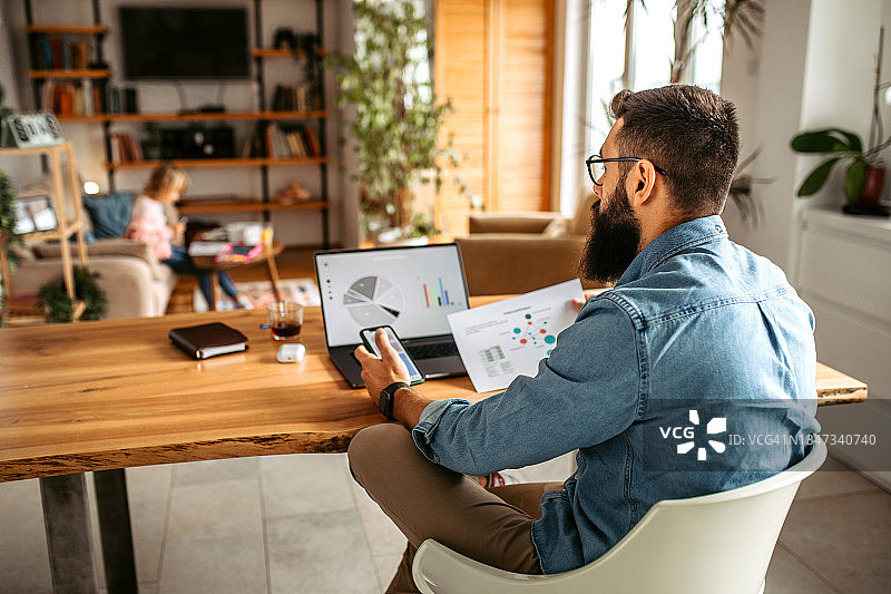 在家工作的年轻商人图片素材