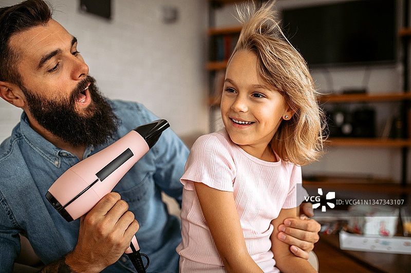 玩转吹风机图片素材