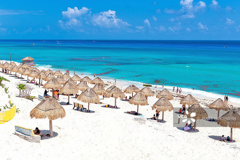 墨西哥坎昆海滩上的遮阳伞图片素材