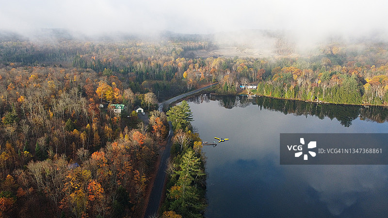 加拿大安大略省雾蒙蒙的马斯科卡秋季航拍图片素材