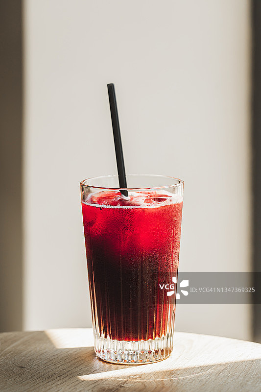 自然光下的红色鸡尾酒图片素材