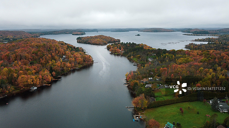 加拿大安大略省雾蒙蒙的马斯科卡秋季航拍图片素材