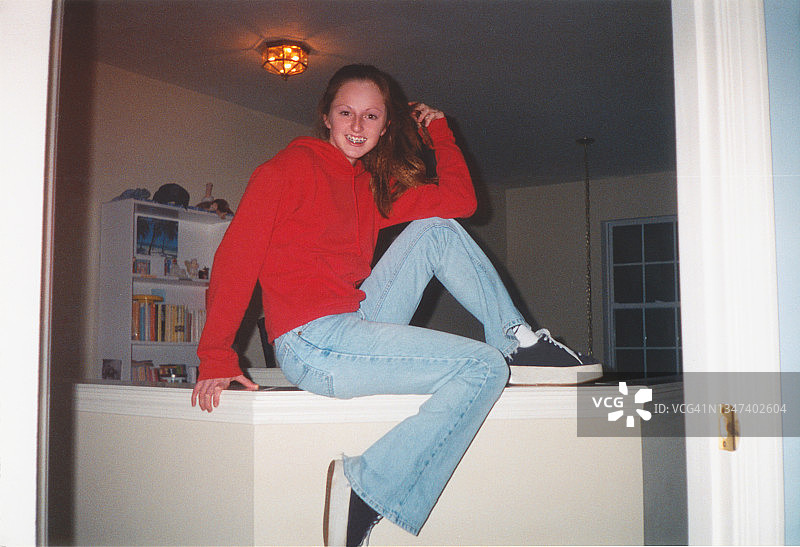 身着喇叭牛仔裤和厚底运动鞋的1990年代Y2K风格青少年图片素材