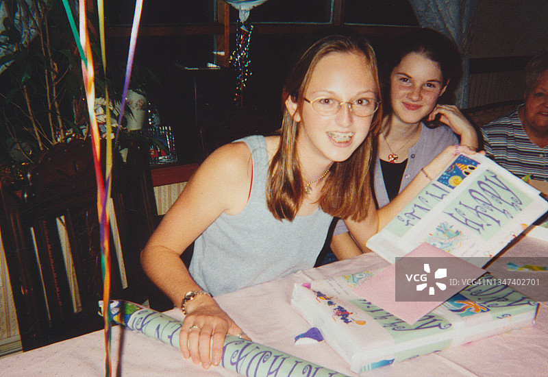 90年代青少年生日派对老照片，戴眼镜和牙套的90年代青少年图片素材