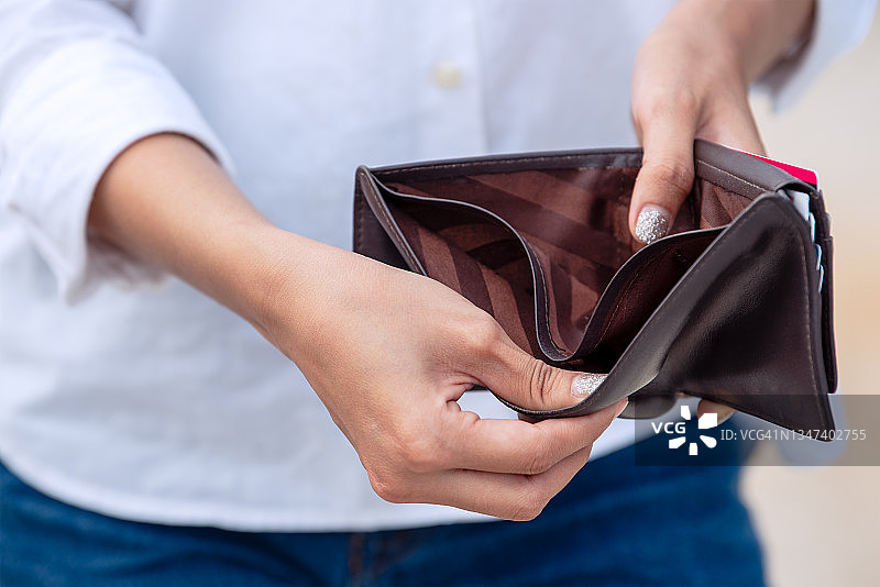 女人打开空钱包图片素材