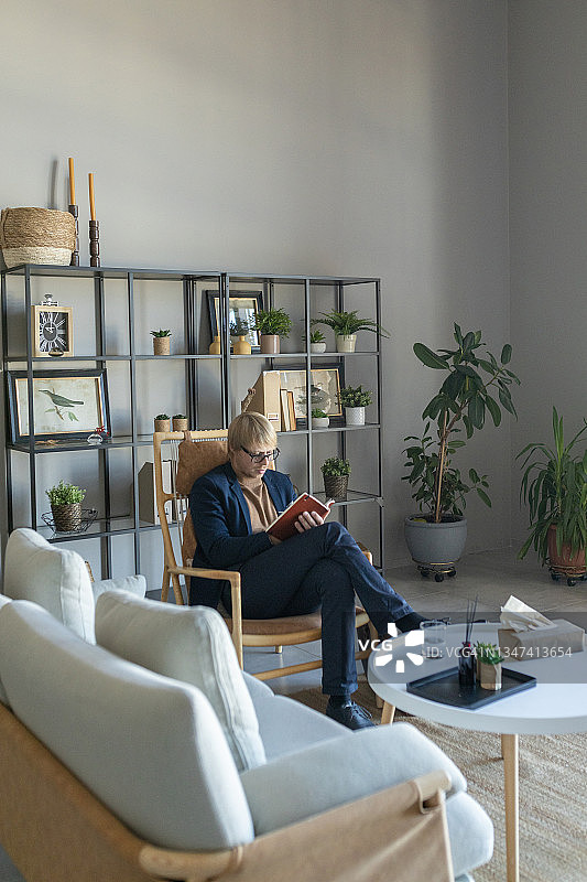 坐在扶手椅上的男心理学家图片素材