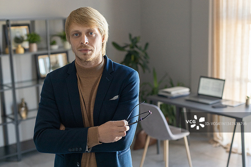 年轻的男性心理学家图片素材