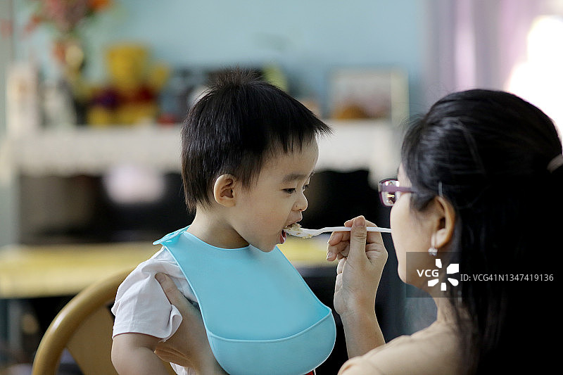 亚洲幼儿图片素材