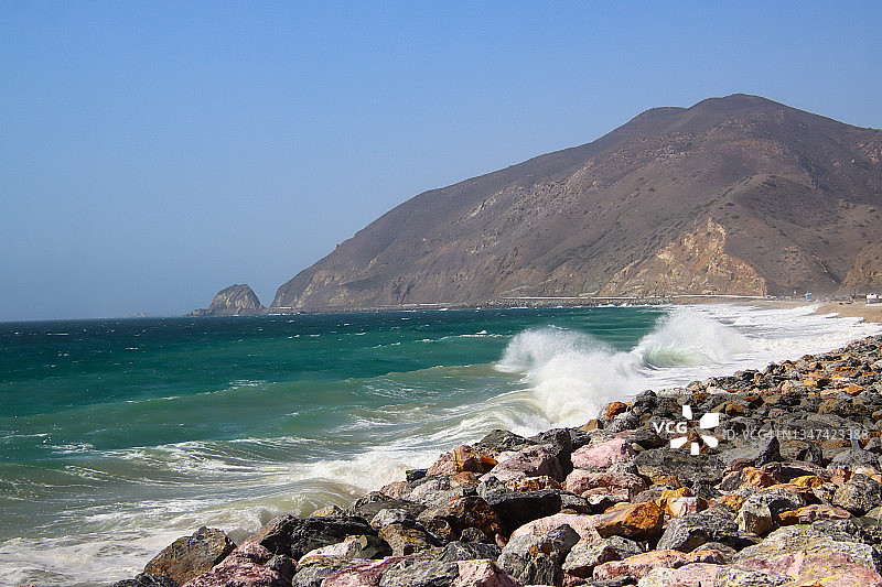 姆古岩附近的大浪图片素材