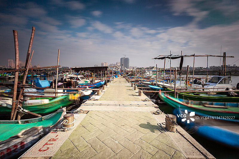 阳光明媚的下午的安平渔港图片素材