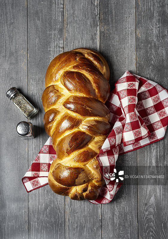 灰色木质背景上的自制辫子面包图片素材