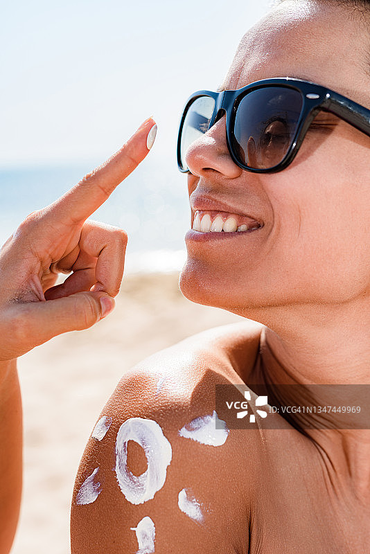 让我给你的鼻子涂点润肤霜！图片素材