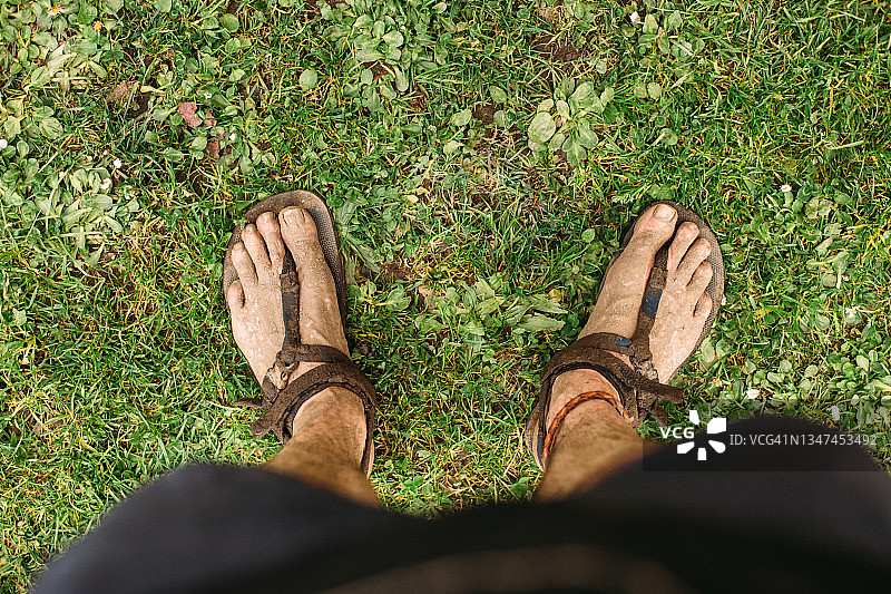 沾满泥浆的跑步者腿脚图片素材