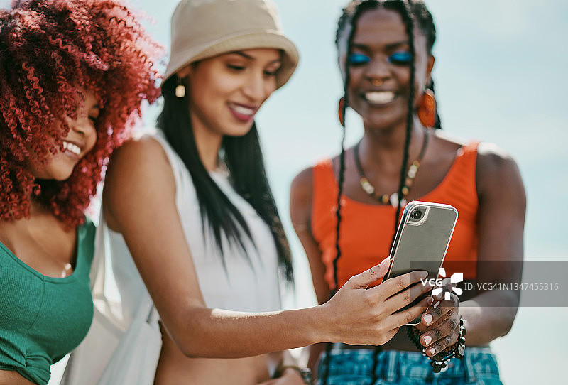 一群年轻的朋友在城市里使用手机图片素材