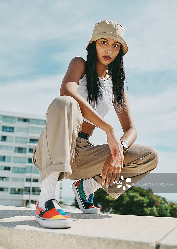 年轻女人在城市度过一天的照片图片素材