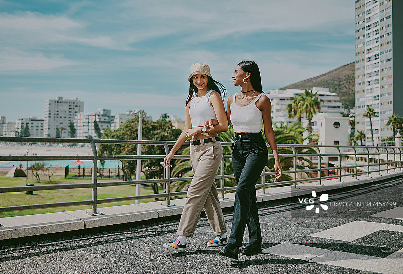 两名年轻女性朋友在城市度过一天合影图片素材