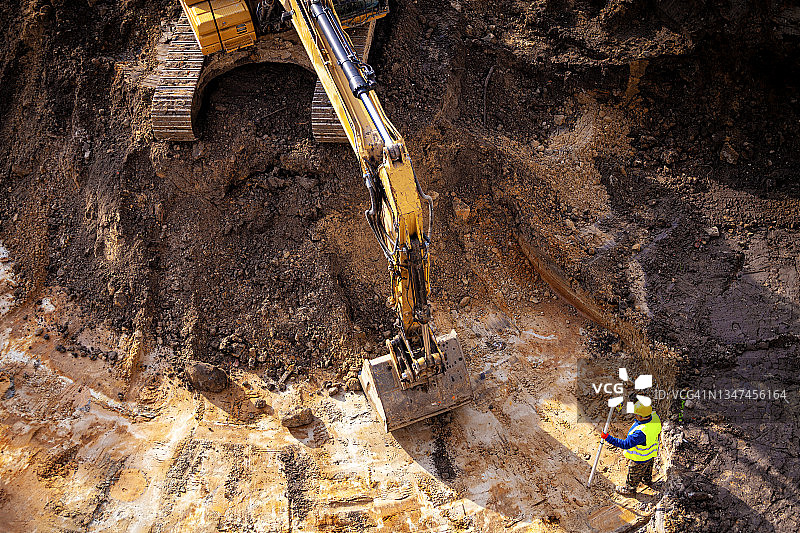 建筑工地上的测量员图片素材