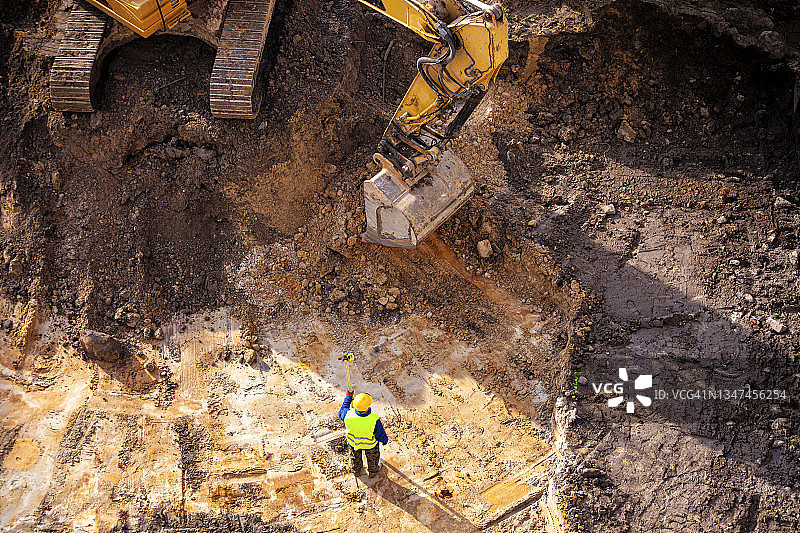 建筑工地上的测量员图片素材