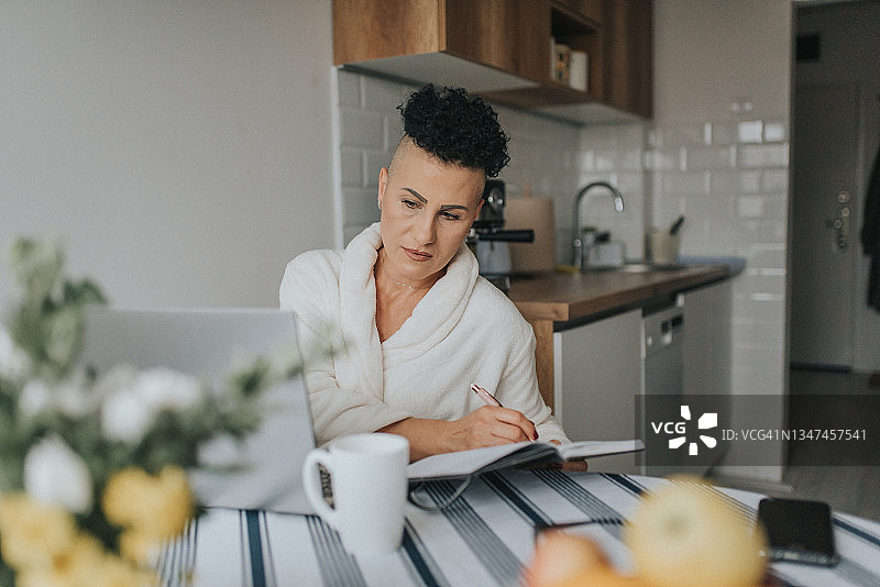 在家参加Zoom会议的女人图片素材