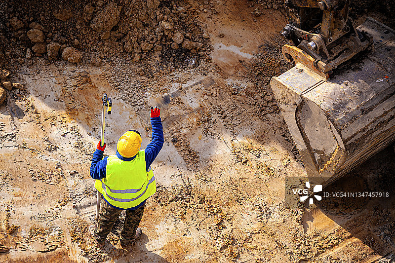 建筑工地上的测量员图片素材