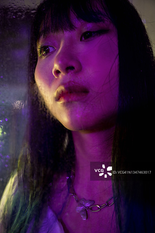 霓虹灯下的长发美女图片素材