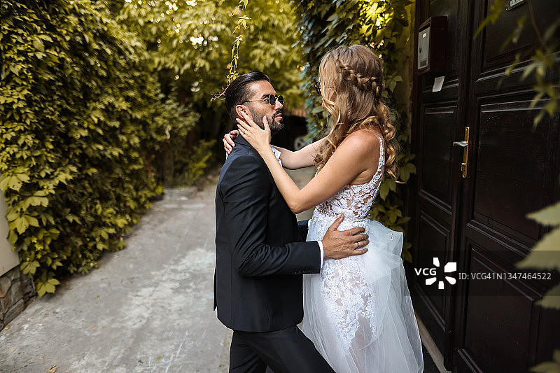 婚礼上美丽的新娘和新郎图片素材