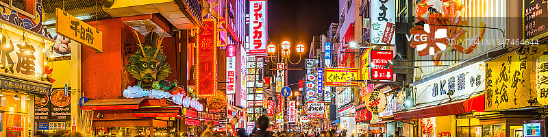 日本大阪拥挤的街道霓虹夜景餐厅和酒吧全景图片素材