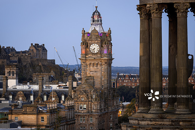 蓝色时刻，爱丁堡巴尔莫勒尔钟楼图片素材