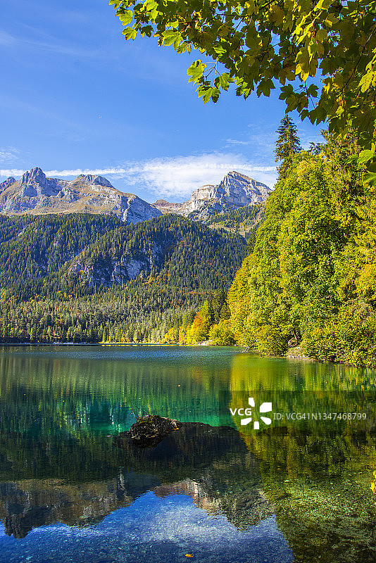 秋季山间湖泊的景色图片素材