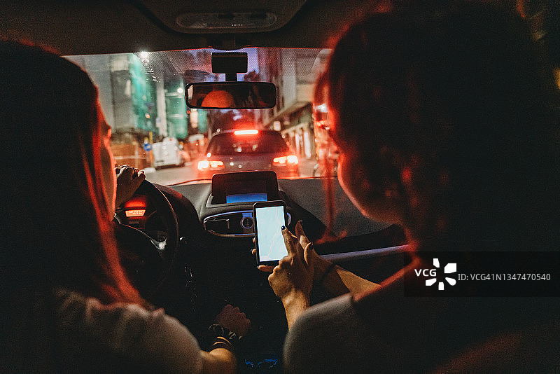 朋友在车内使用手机地图导航图片素材