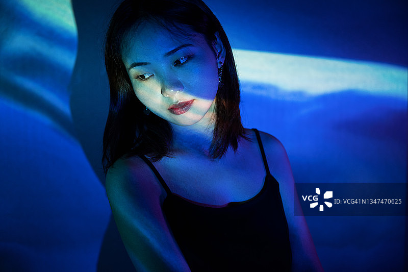 霓虹灯光下的时尚女性图片素材