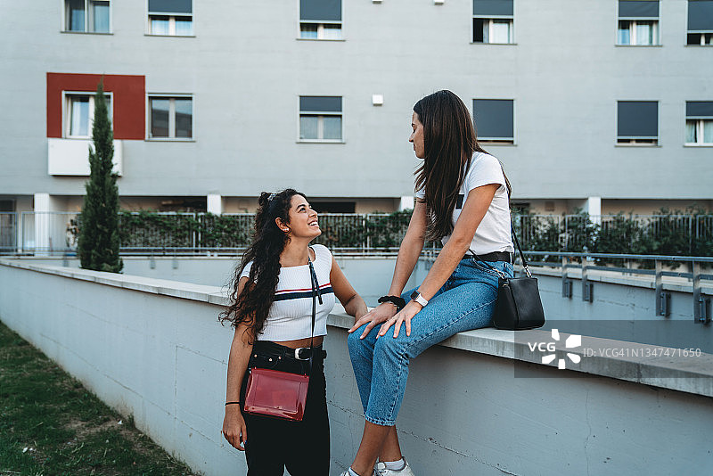 城市里交谈的两个朋友图片素材