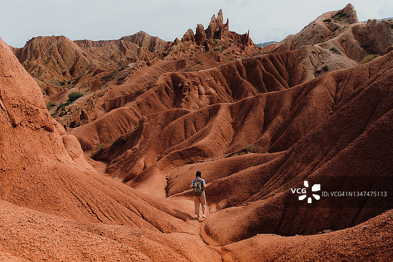 女子在吉尔吉斯斯坦的峡谷中探索自然图片素材