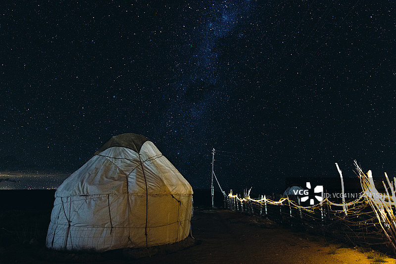 中亚传统蒙古包的魔法夜空图片素材